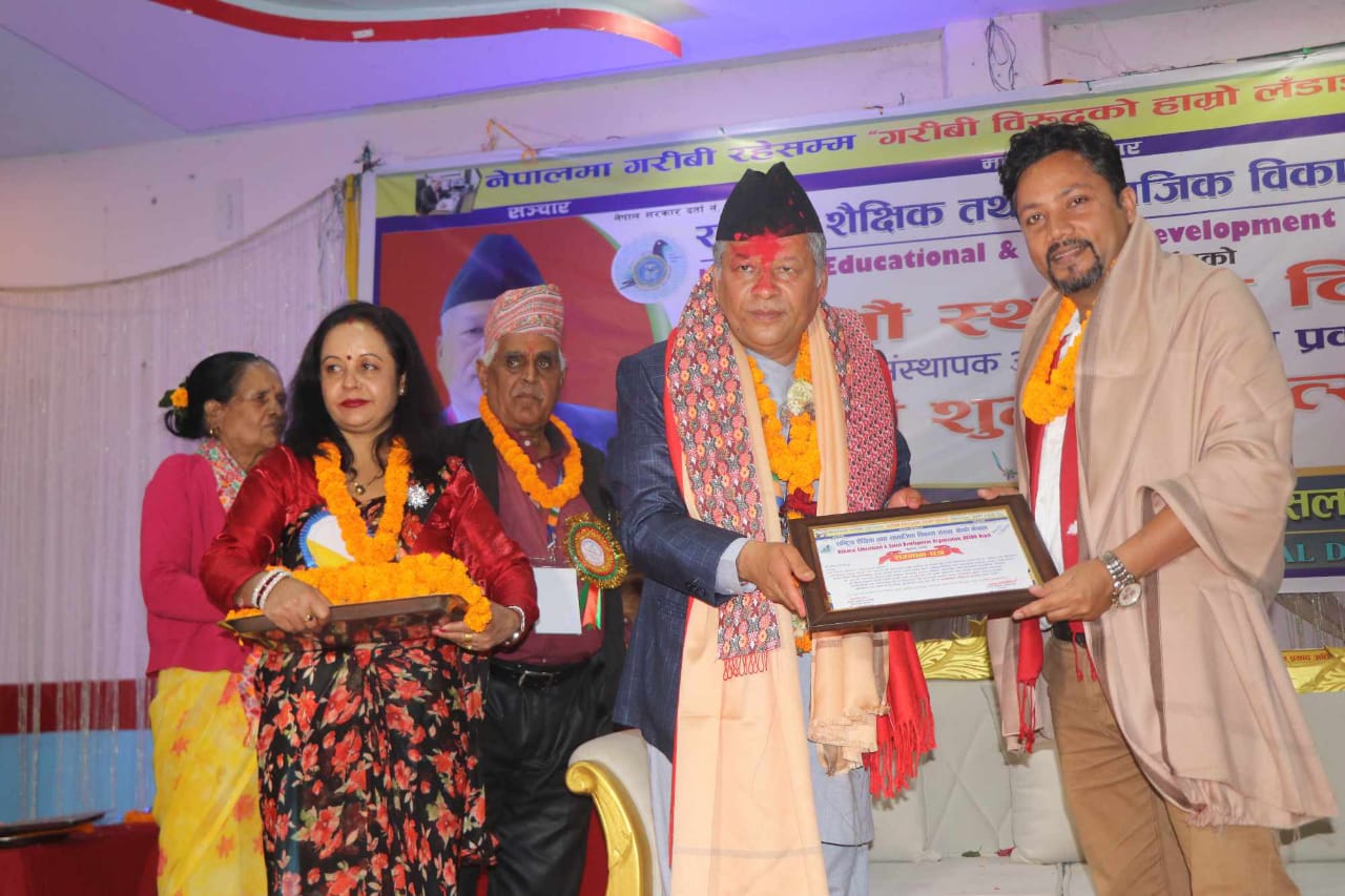 पर्बत जिल्ला अस्पतालको ब्यबस्थापन समिति अध्यक्षलाई नेस्डो नेपाल द्वारा "सामाजिक ब्याक्तित्व सम्मान" द्वारा सम्मानित